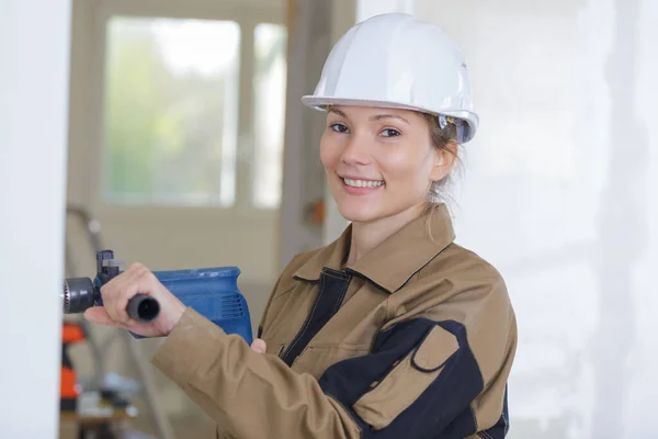 Arbeiterinnen Schleifen Die Wand — Stockfoto