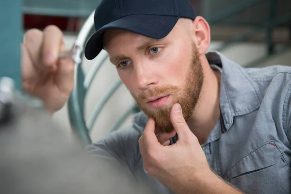 Een Man Gebruikt Een Gereedschap — Stockfoto