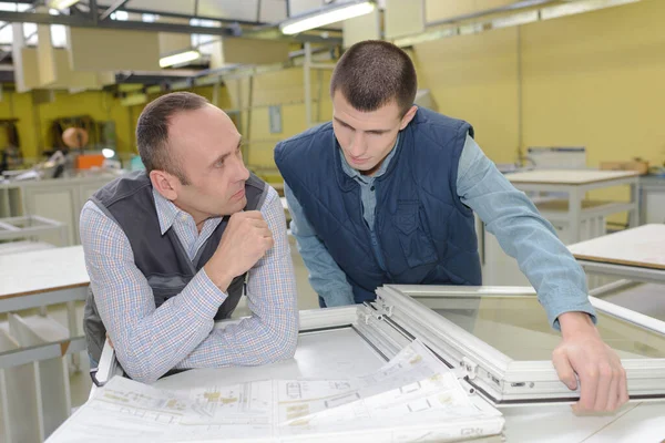 Hommes Dans Usine Fenêtres Regardant Les Plans — Photo