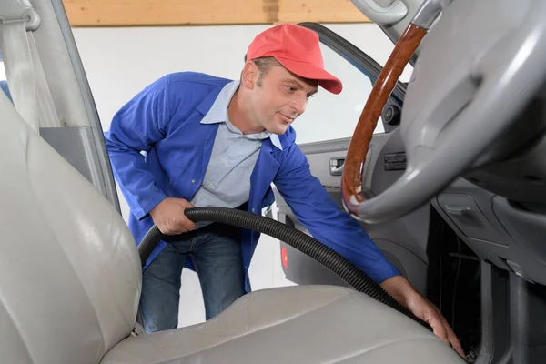 Limpiador Vehículos Aspirando Coche — Foto de Stock