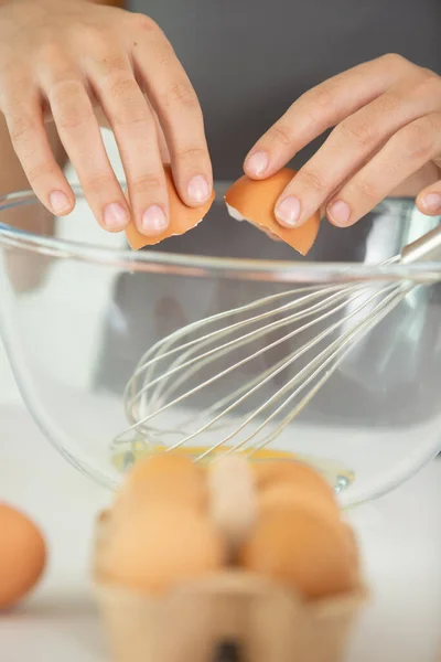 Mains Brisant Oeuf Dans Bol — Photo