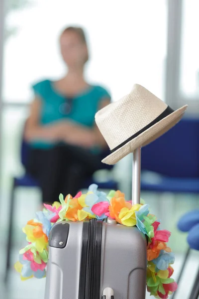 Yaz Zamanı Seyahat Çantası Hasır Şapka — Stok fotoğraf