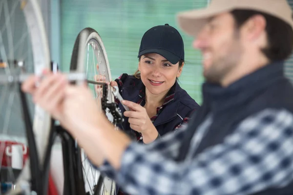 Arbetare Fastställande Cykel Tillsammans — Stockfoto