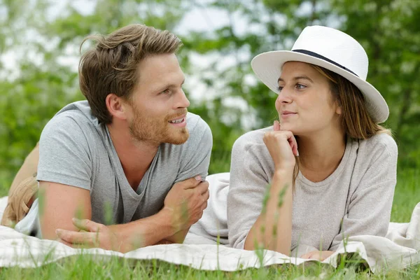 Mooi Paar Liggen Gras — Stockfoto