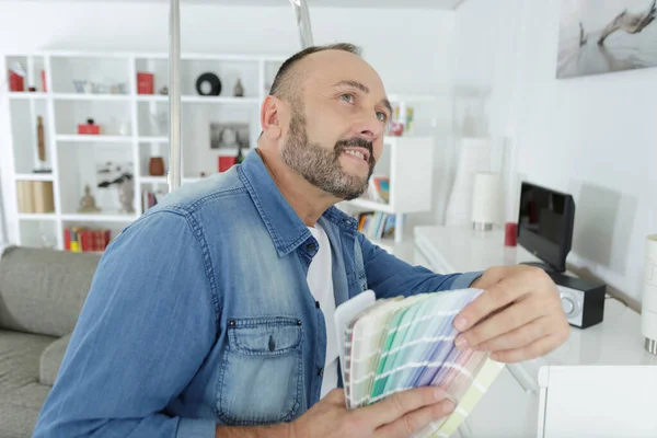 Architecten Hand Kiezen Kleur Uit Verschillende Kleurrijke Stalen — Stockfoto