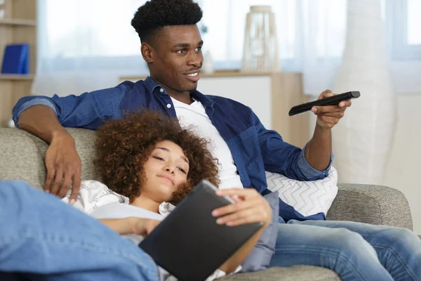 Couple Regarder Télévision Sur Canapé — Photo