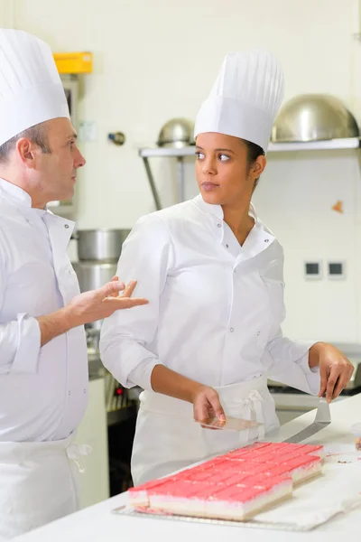 Aprendiz Pastelería Escuchando Maestro — Foto de Stock