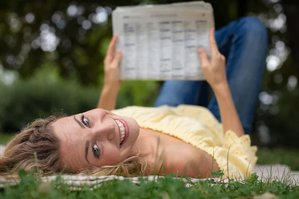 Feliz Hermosa Joven Leyendo Periódico — Foto de Stock