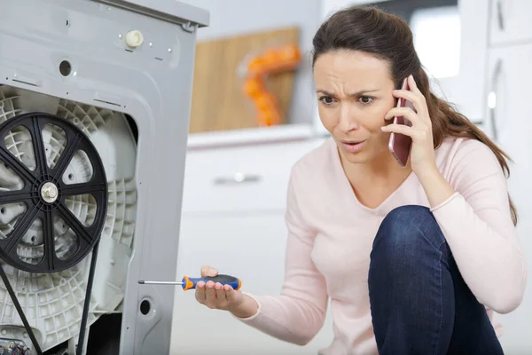 Frau Ruft Klempner Wegen Überflutung — Stockfoto