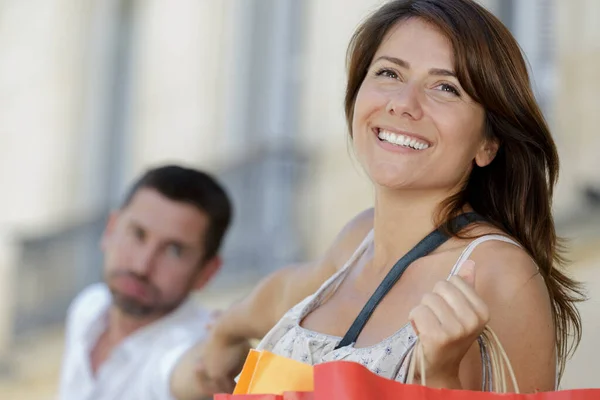 Retrato Uma Mulher Feliz Fazendo Compras Livre — Fotografia de Stock