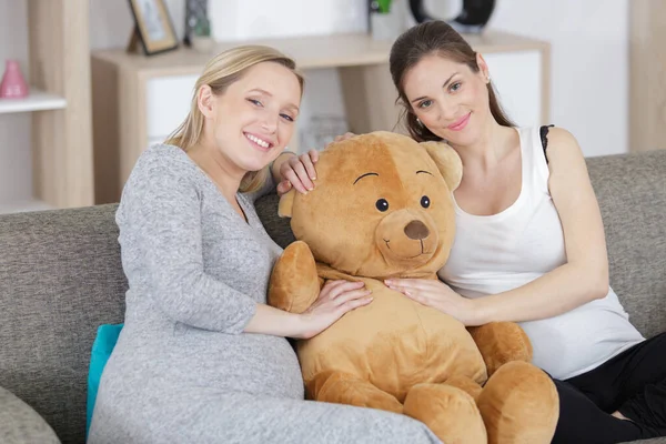 Mulheres Grávidas Sentadas Lado Urso Pelúcia — Fotografia de Stock