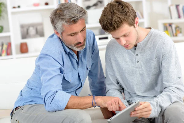 Twee Mannen Kijken Naar Tablet — Stockfoto