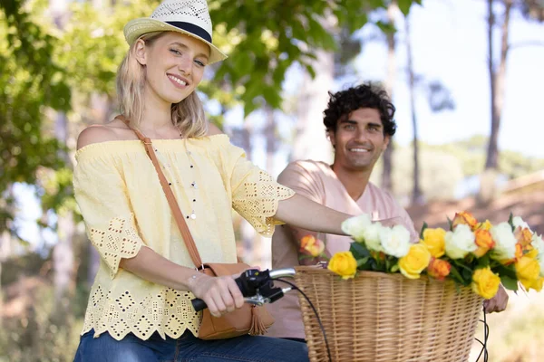 晴れた日に自転車に乗っている若いカップルは — ストック写真