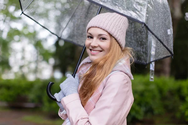 Vonzó Fiatal Elegáns Lány Sétál Parkban Esernyővel — Stock Fotó