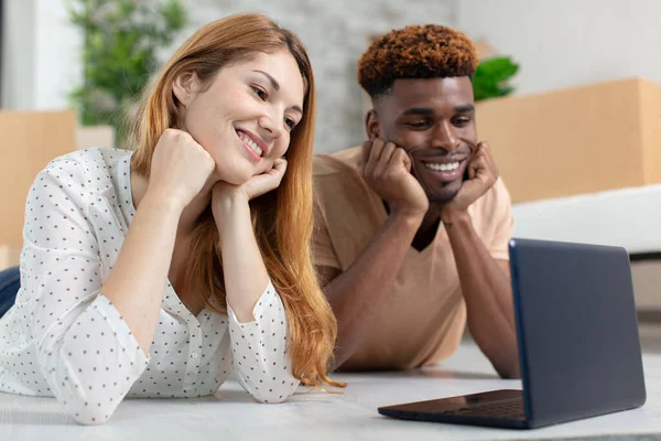 Gelassenes Mixed Race Paar Blickt Auf Laptop — Stockfoto