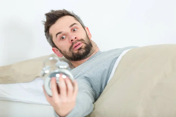 Homem Preocupado Ficando Sem Tempo Pela Manhã — Fotografia de Stock