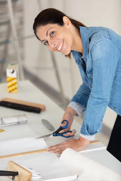 Donna Sorridente Rinnovo Interno Della Casa — Foto Stock