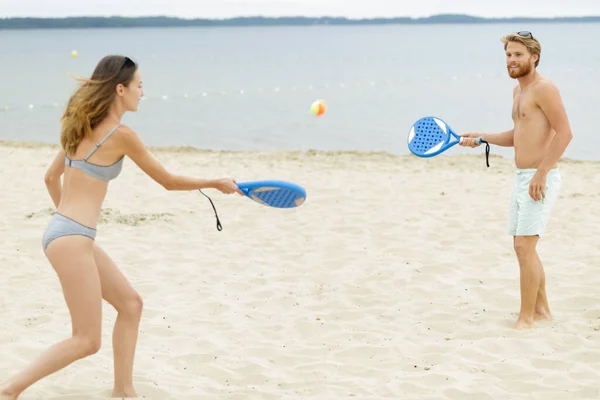 Paar Spielt Ein Spiel Strand — Stockfoto
