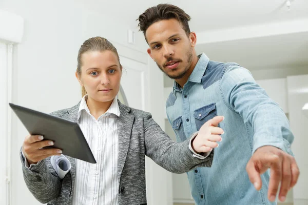 Diseñador Interiores Cliente Discutiendo Sobre Los Detalles — Foto de Stock