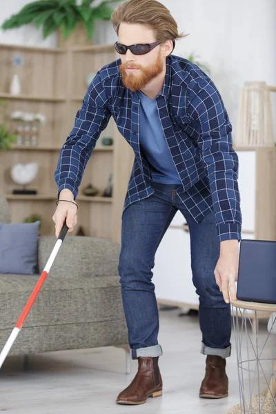 Deficiente Visual Homem Usando Vara Para Deslocar Redor Casa — Fotografia de Stock