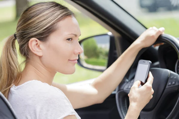 Mujer Sosteniendo Teléfono Celular Mientras Conduce —  Fotos de Stock