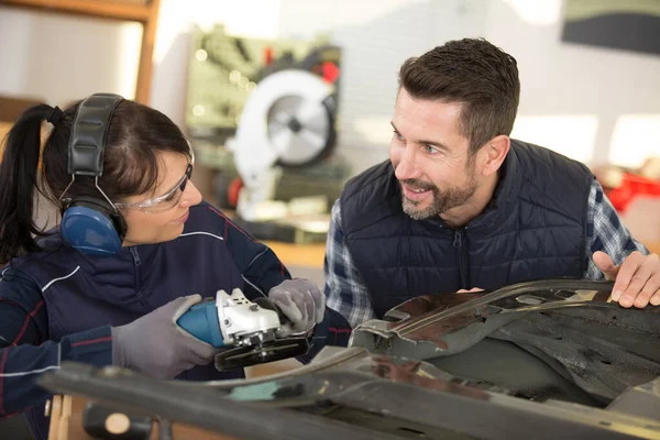 Due Meccanici Uomo Donna Che Esaminano Motore Dell Automobile — Foto Stock