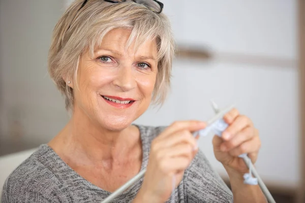 Oudere Vrouw Genieten Van Naaien Thuis — Stockfoto