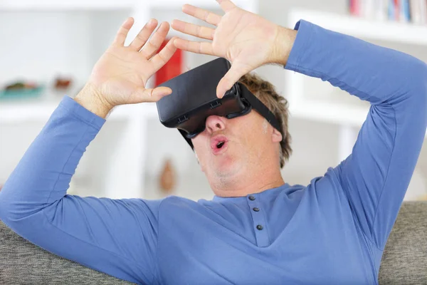 Starší Muž Sluchátkách Virtuální Reality Sedí Doma — Stock fotografie