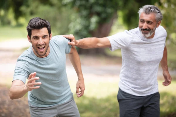 Amigos Hombres Haciendo Footing Parque — Foto de Stock