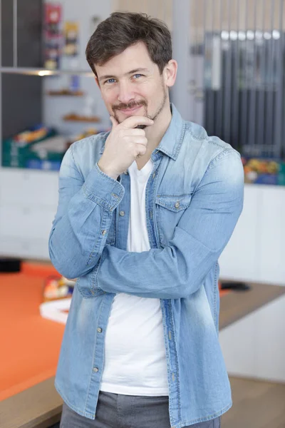 Homem Casual Posando Casualmente — Fotografia de Stock