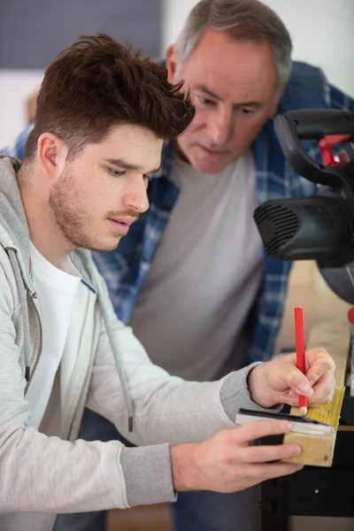 Ung Man Bygger Möbler Snickeriet — Stockfoto