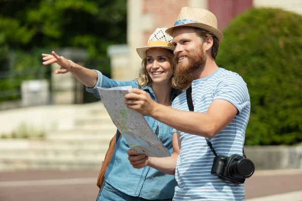 Turistas Felices Turismo Ciudad Con Mapa —  Fotos de Stock