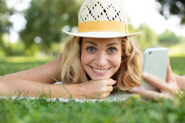 Χαλαρό Όμορφο Κορίτσι Κρατώντας Smartphone Στο Πάρκο — Φωτογραφία Αρχείου