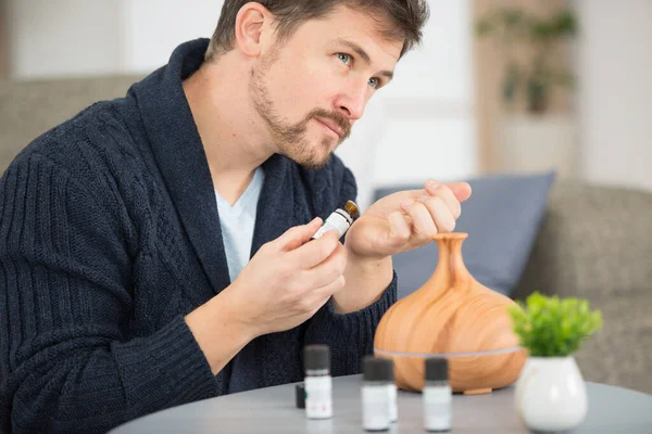Man Met Diffuser Ruikende Aromatherapie Oliën — Stockfoto
