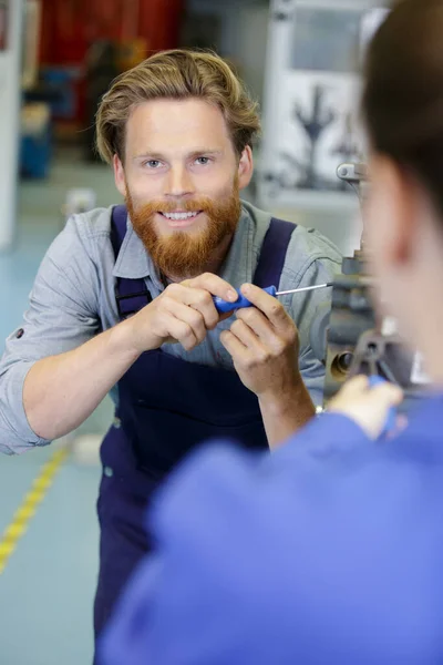 Man Tijdens Installatie Hitech Fabriek — Stockfoto