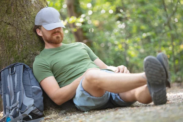 Caminhante Sentado Uma Árvore Descansando — Fotografia de Stock