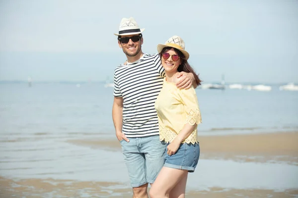 Couple Bord Mer Marchant Sur Plage — Photo