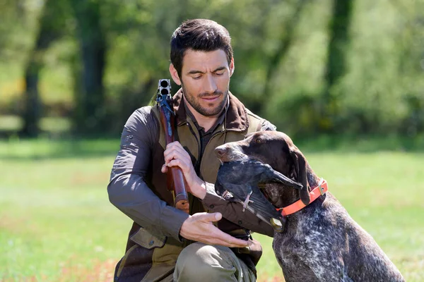 Porträt Eines Jägers Mit Hund — Stockfoto