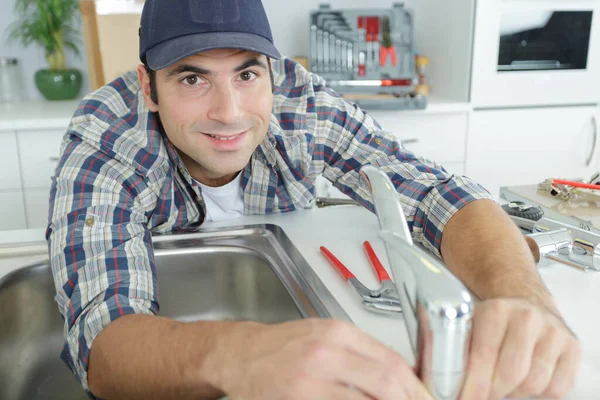 Jovem Reparador Consertando Torneira Cozinha — Fotografia de Stock