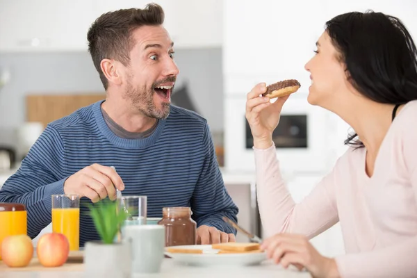 Lycklig Man Köket Med Sin Fru — Stockfoto