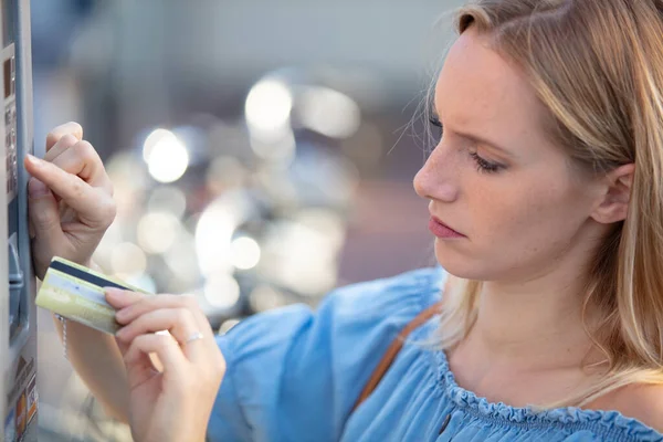 Ung Lycklig Kvinna Tar Pengar Från Bankomat — Stockfoto