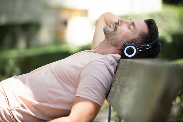 Homme Détend Sur Banc Dans Parc — Photo