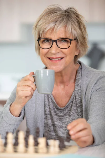 Senior Femme Jouer Aux Échecs Boire Thé — Photo