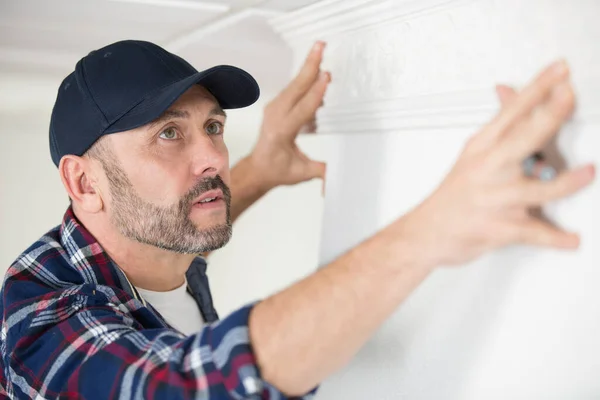 Gipser Mit Zierputz Der Wand — Stockfoto