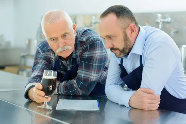 Άνδρες Που Εργάζονται Ζυθοποιείο Αλκοολούχο Εργοστάσιο Μπύρας — Φωτογραφία Αρχείου