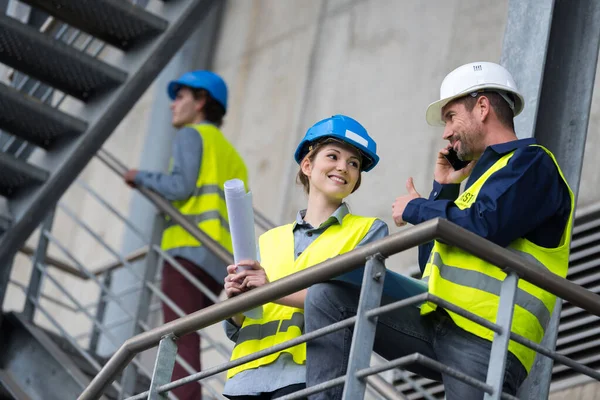 Bauingenieure Sprechen Über Projekt — Stockfoto