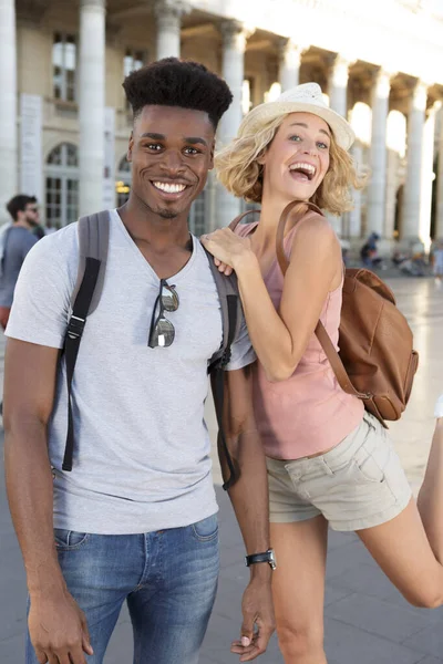 Hermosa Pareja Mirando Cámara Sonriendo Mientras Juega Aire Libre — Foto de Stock