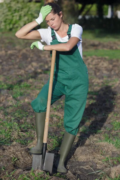 Mulher Cansada Jardineiro Cava Solo — Fotografia de Stock