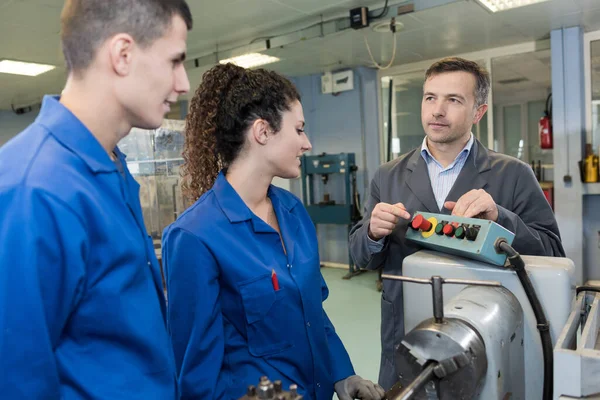 Ausbilder Zeigt Den Auszubildenden Die Knöpfe — Stockfoto