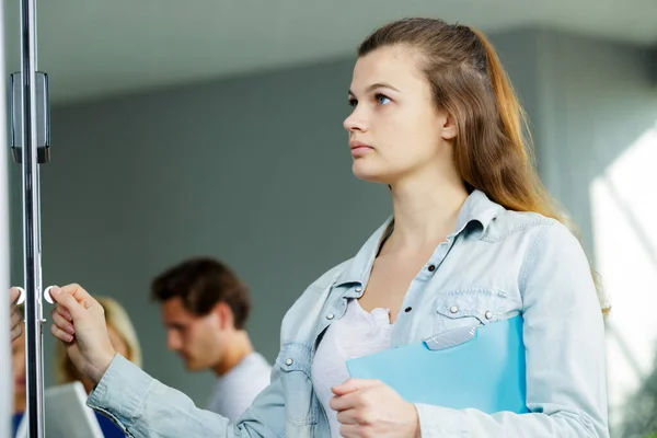 Giovane Donna Che Inserisce Moneta Nel Distributore Automatico — Foto Stock